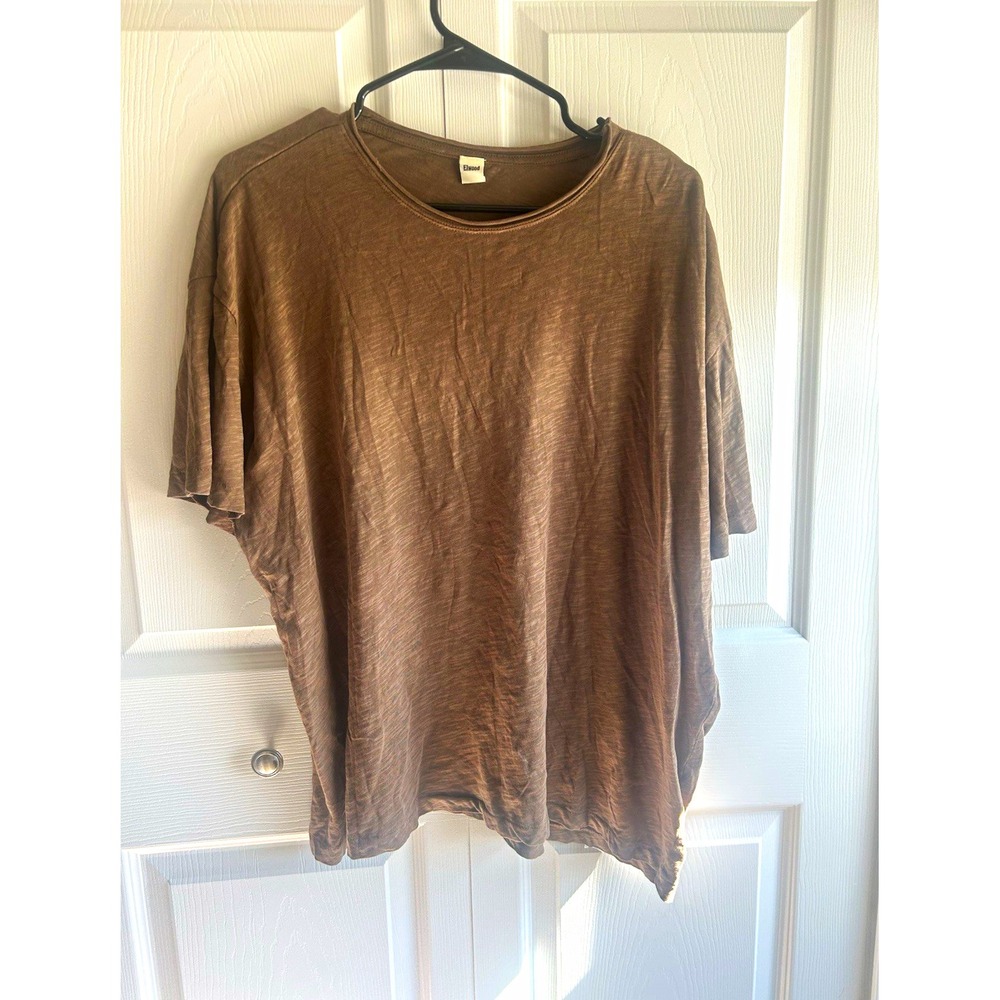 Elwood Core Oversize Tee Men's size Medium- SMALL HOLE NEAR COLLAR